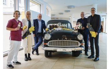 Opel bringt mit Spielzeugspende Freude in die Kinderklinik des GPR Klinikums