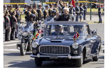Le Président de la République italienne à bord de la Lancia Flaminia présidentielle lors de la cérémonie du 2 juin