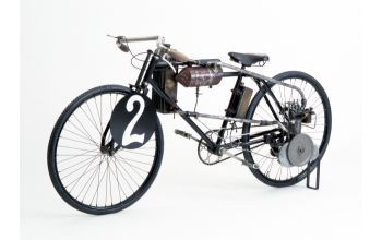 100 Jahre Eifelrundfahrt: Opel mit Original-Bahnrennmaschine vor Ort